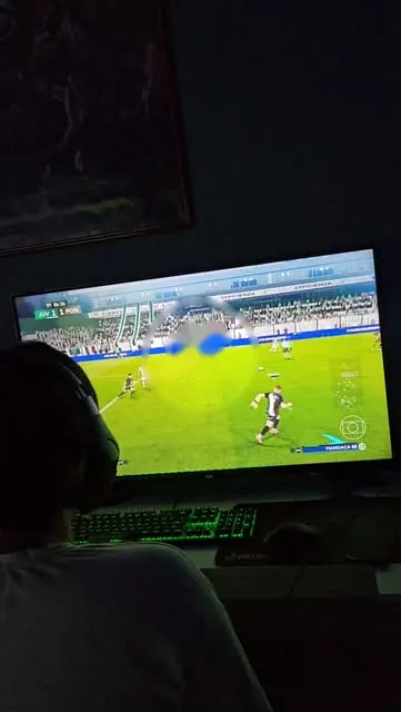 Jogador disputando partida de EA FC na Resident Games