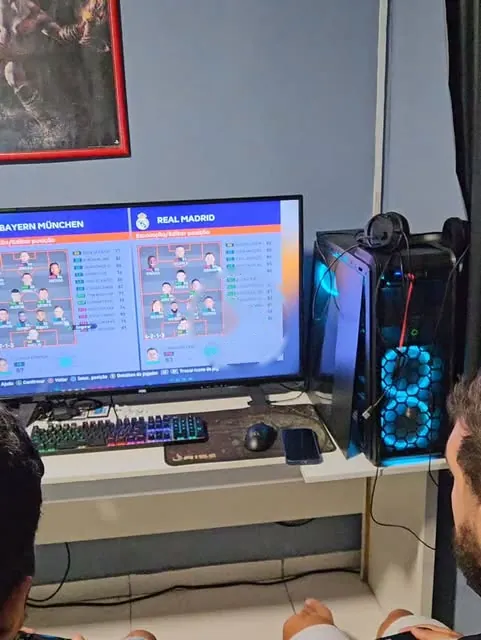 PC gamer com gabinete RGB rodando EA FC