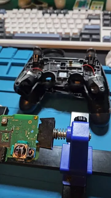 Controle aberto na bancada, com placa e analógico à mostra