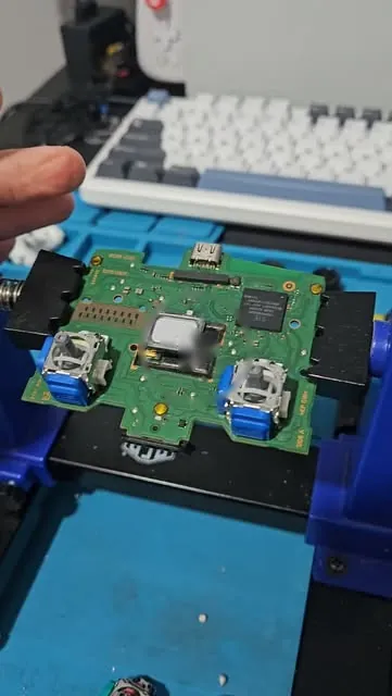 Placa de controle na bancada de reparo com analógicos magnéticos