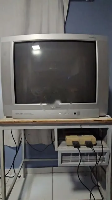 TV de tubo com console retrô ligado embaixo