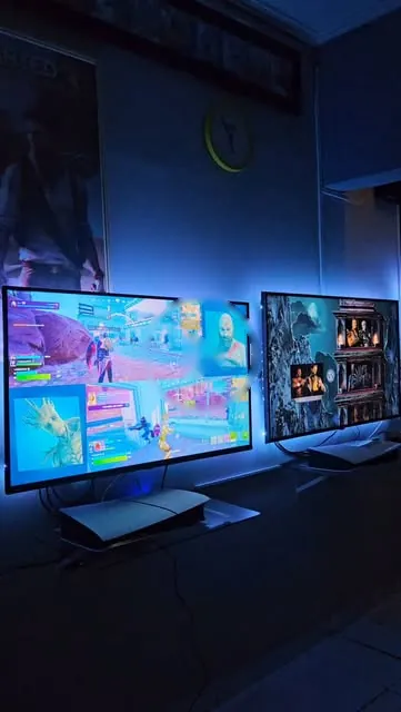 Setup gamer com duas telas e LED azul rodando Fortnite